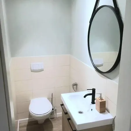 Large 2 Bedrooms Flat With Free Parking & Terrace *
