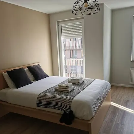 Apartment Large 2 Bedrooms Flat With Free Parking & Terrace