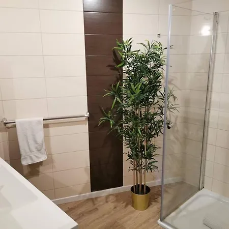 Apartment Large 2 Bedrooms Flat With Free Parking & Terrace *