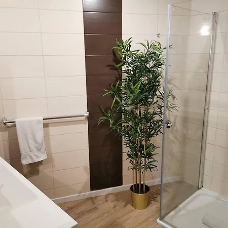 Appartement Large 2 Bedrooms Flat With Free Parking & Terrace *